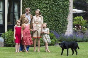 König Willem mit Familie und Labrador
